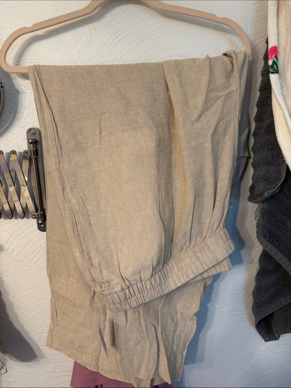 Old Navy Linen-Blend Elastic-Waist Straight-Leg Pants in Beige
